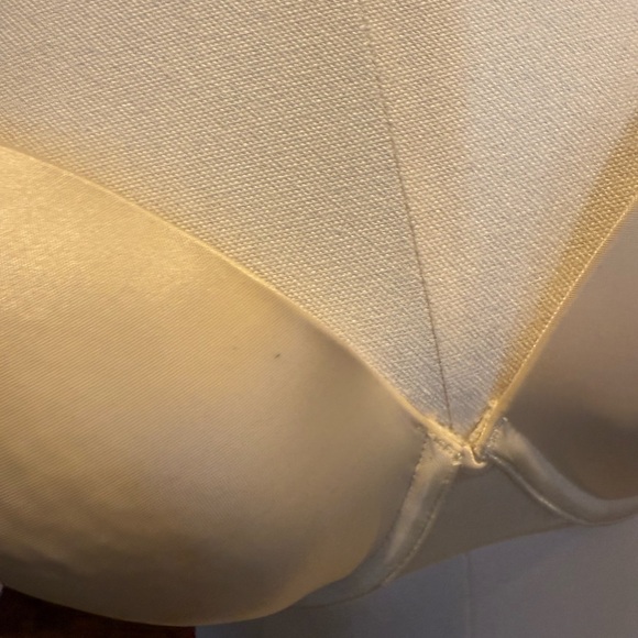 Victoria's Secret Cream Bra - Picture 4 of 5
